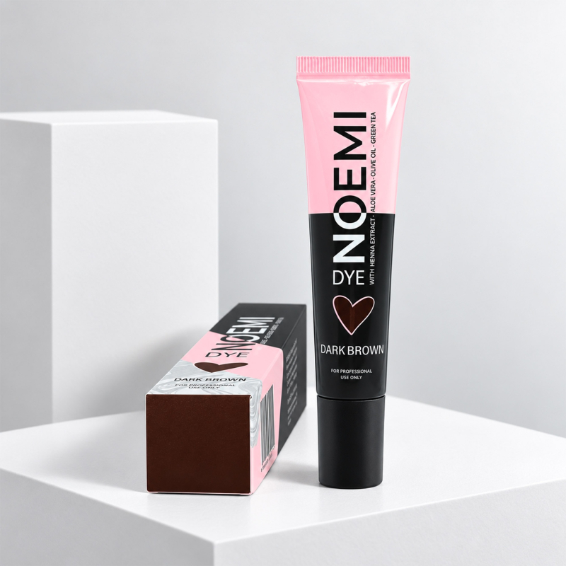 Sourcils fournis de brune colorés en brun profond avec la teinture crème Noemi Dark Brown